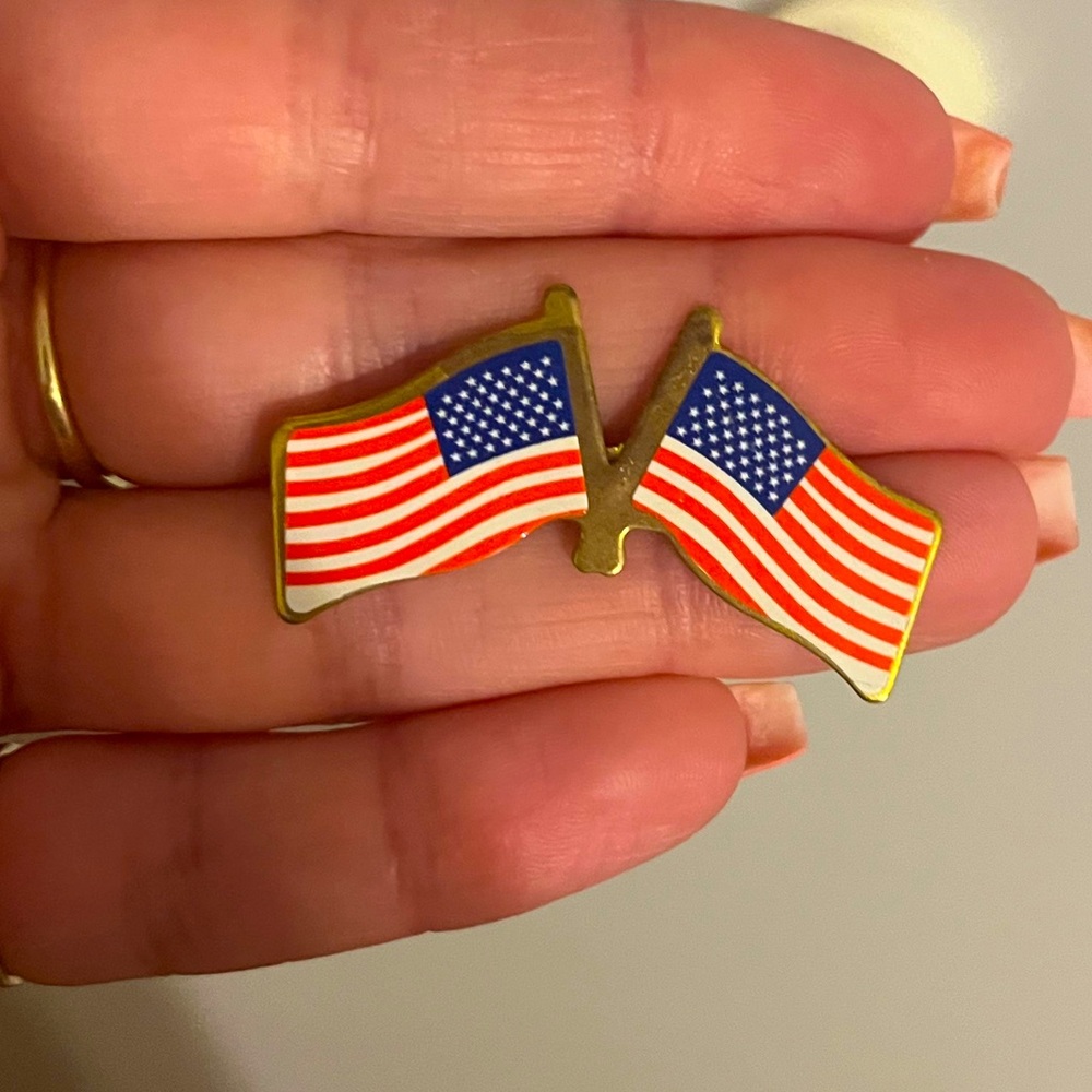AMERICAN FLAG PIN